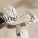 KIT 4/8 Ganchos Adesivos de Luxo (Alta Fixação) Sem Furos na Parede: A Solução Elegante e Forte para Pendurar Toalhas e Roupões