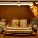 Kit Smart Luminária Inteligente LED Barra Difusa: A Iluminação de Luxo que se Antecipa aos seus Passos e Dispensa Fios, Furos e Eletricistas