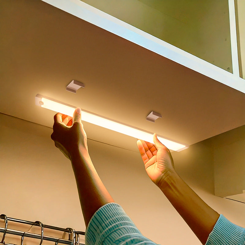 Kit Smart Luminária Inteligente LED Barra Difusa: A Iluminação de Luxo que se Antecipa aos seus Passos e Dispensa Fios, Furos e Eletricistas