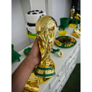 Taça Copa do Mundo Réplica Dourada Metalizada 25x10cm Decoração Festa Tema Futebol